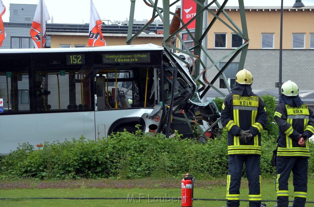 Schwerer Bus Unfall Koeln Porz Gremberghoven Neuenhofstr P116.JPG - Miklos Laubert